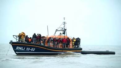  مهاجرون على متن زورق إنقاذ عقب محاولتهم عبورهم بحر المانش، قبالة سواحل جنوب غرب إنكلترا في 24 نوفمبر 2021 